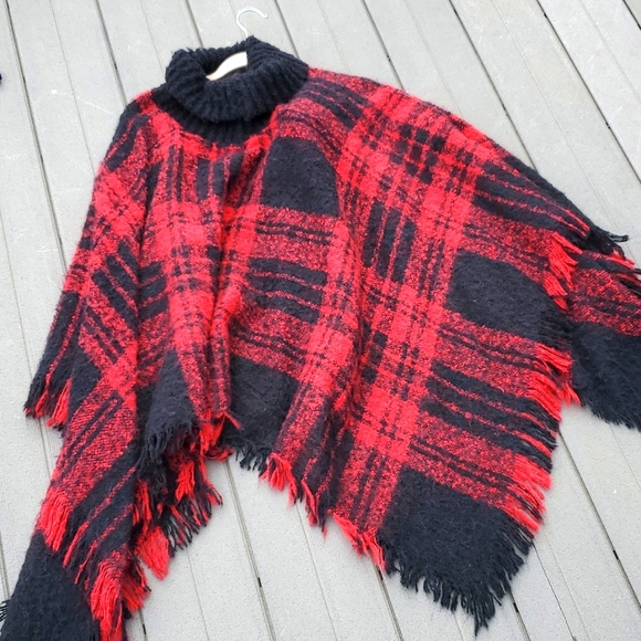 Steve Madden Sweaters - Steve Madden Plaid poncho